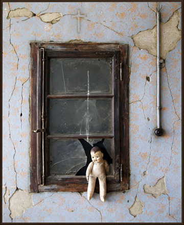 David Winkelmann, eine Puppe am Fenster zum ein&ndash und ausschalten